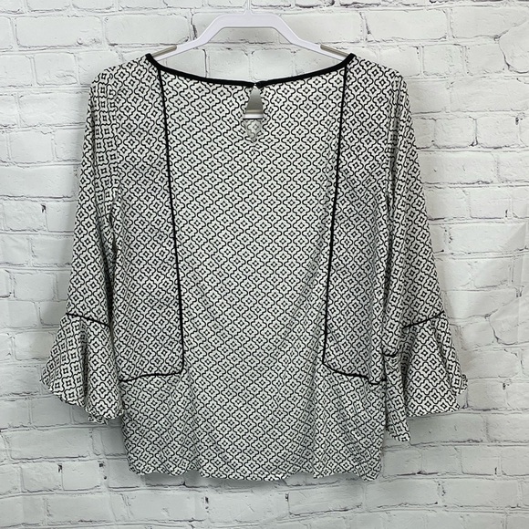 ANN TAYLOR LOFT Black White Geometric Print Bell Sleeve Keyhole Back Top XSmall - Picture 1 of 7